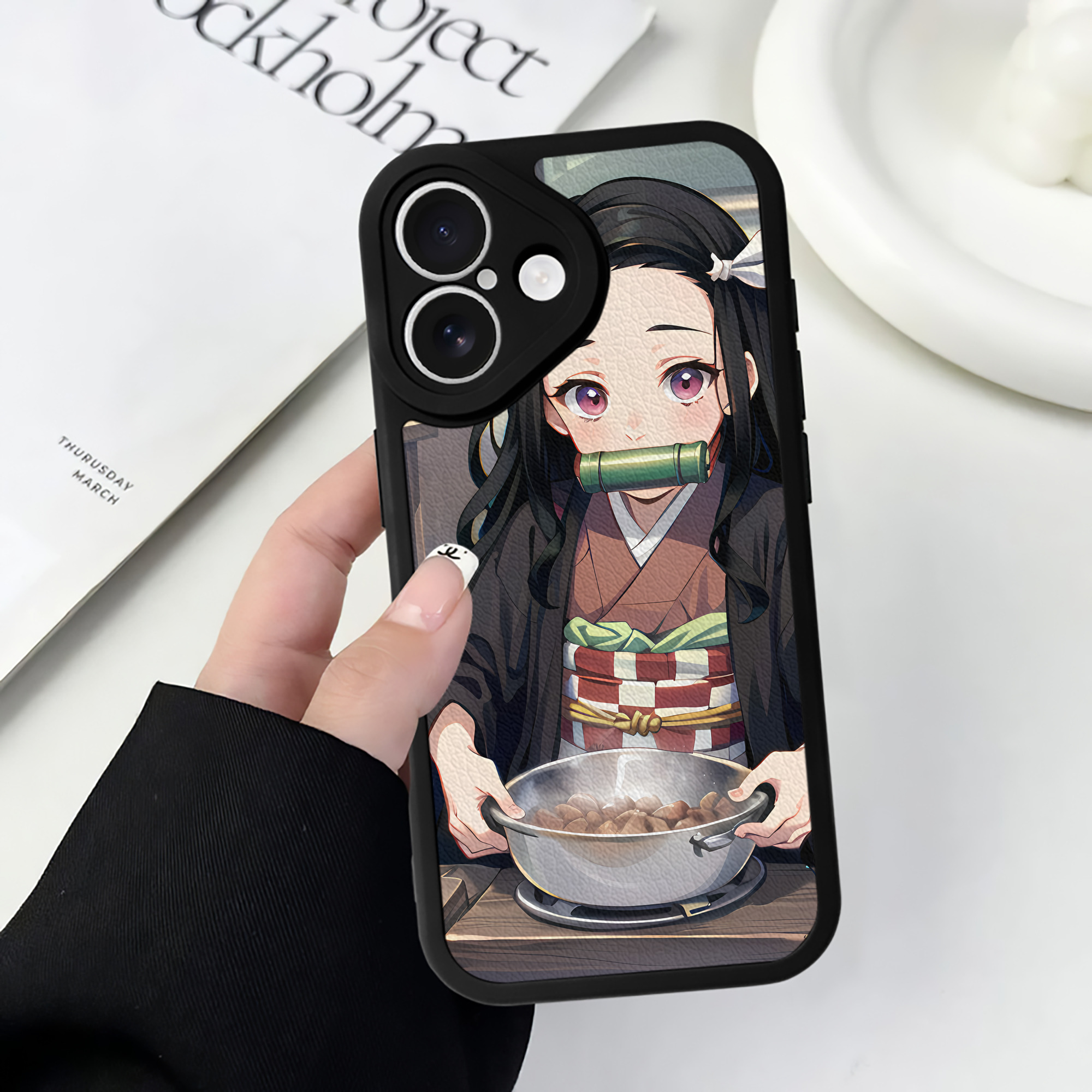 （画像用） 鬼滅の刃（きめつのやいば）竈門 禰󠄀豆子／かまど ねずこ Kamado Nezuko 【iPhone 16シリーズ対応】シリコンスマホケース（レザー調） 材質：シリコン